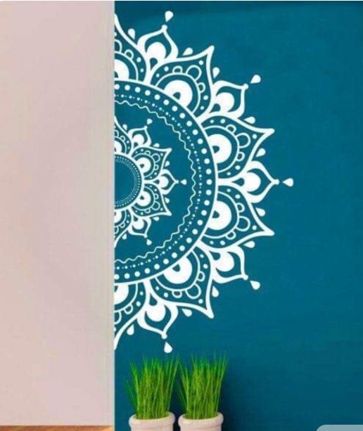 Mural Monocromo Mandala Blanca — ROBLE AZUL Montevideo. Técnica: plantilla monocromática. Dormitorio.